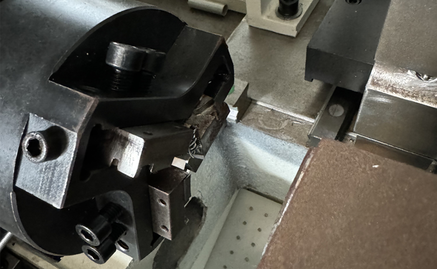 DEF680CNCシリーズ 高速サーボ両頭管面取り機 DEF680CNCシリーズ 高速サーボ両頭管面取り機