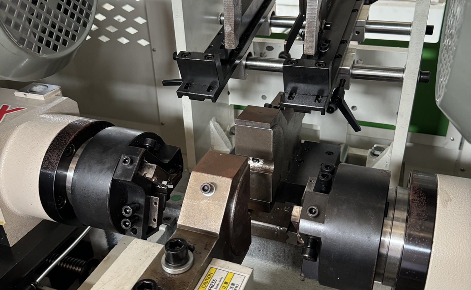 DEF680CNCシリーズ 高速サーボ両頭管面取り機 DEF680CNCシリーズ 高速サーボ両頭管面取り機